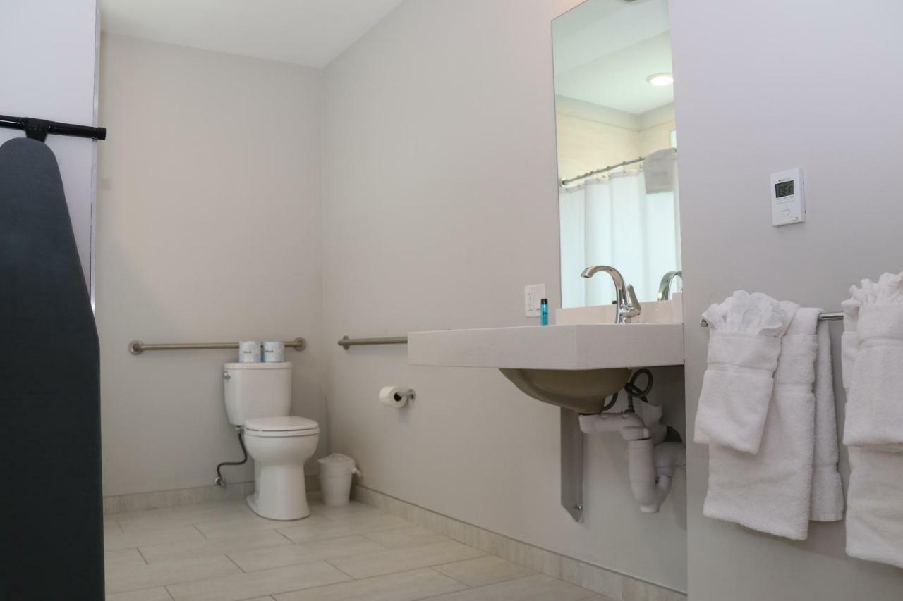 A Stylish Stay W/ A Queen Bed, Heated Floors.. #11 Brookline Exterior photo